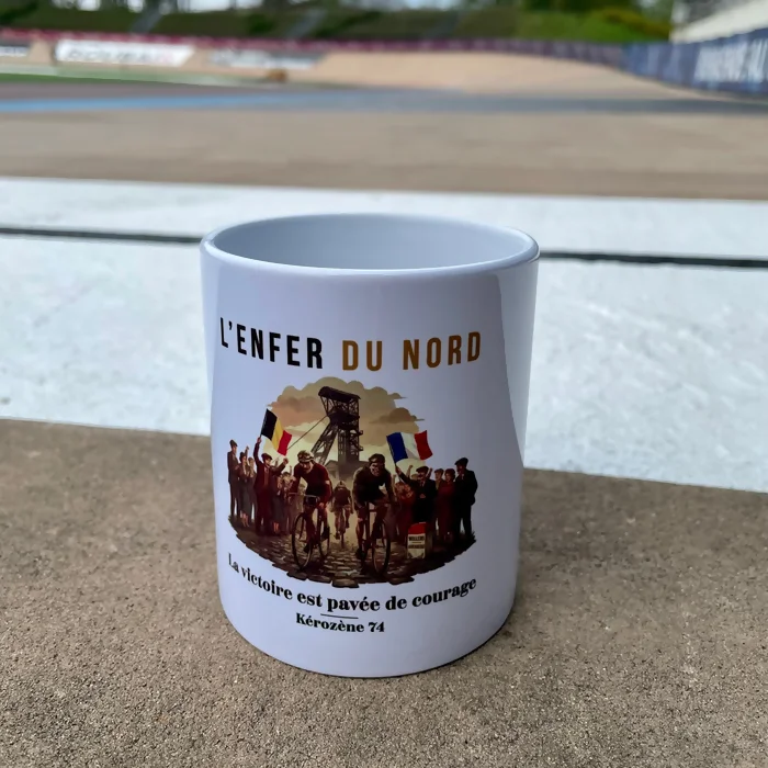Mug avec un décor Paris-Roubaix édition 2026 marqué "L'Enfer du Nord"