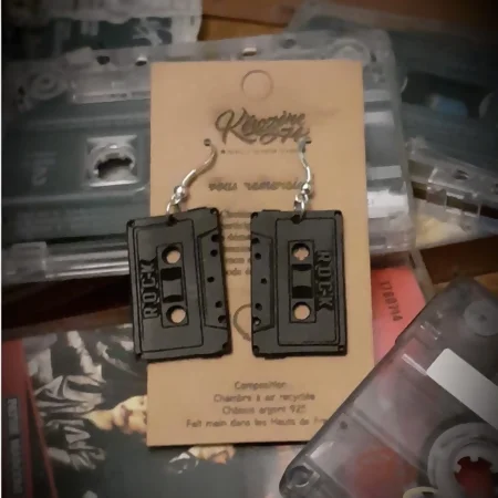 Boucles d'oreille en chambre à air upcyclées personnalisées Boucles d'oreille en chambre à air upcyclées personnalisées en forme de cassette audio