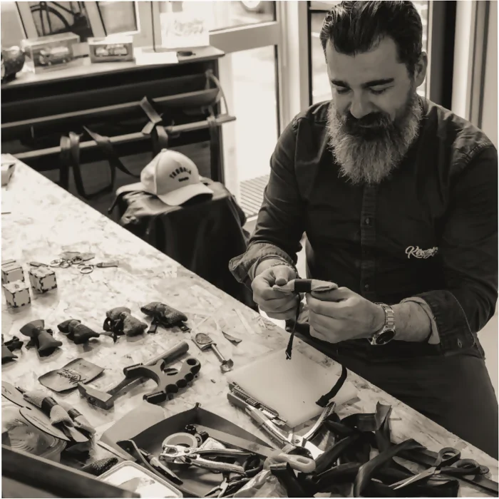 Cédric fabrique des nœuds papillon avec de la chambre à air upcyclée