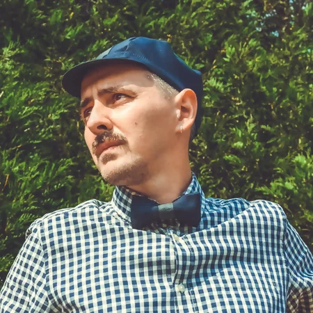 gros plan sur un Nœud papillon upcyclé porté par un jeune homme