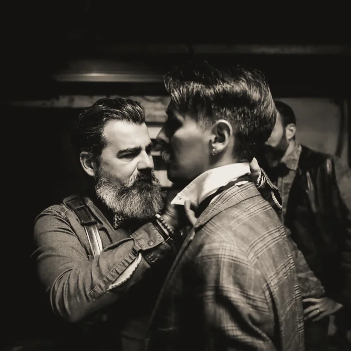 Votre accesoire personnalisé : nœuds pap, porte-monnaie, boucle d'oreilles... Cédric de kerozene74 ajuste un Nœuds papillon persoanalisé