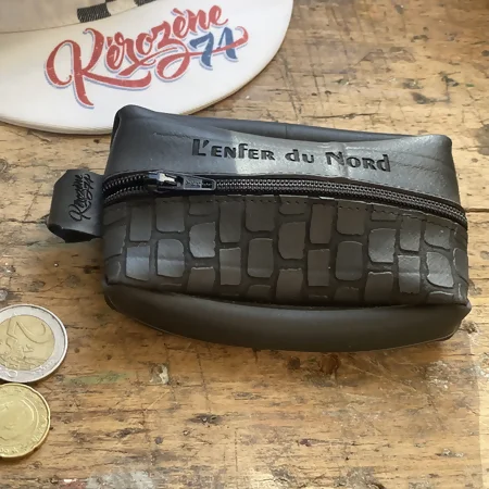 Porte-monnaie "nenette" en chambre à air upcyclée Porte-monnaie "nenette" en chambre à air upcyclée gravé "L'Enfer du Nord"