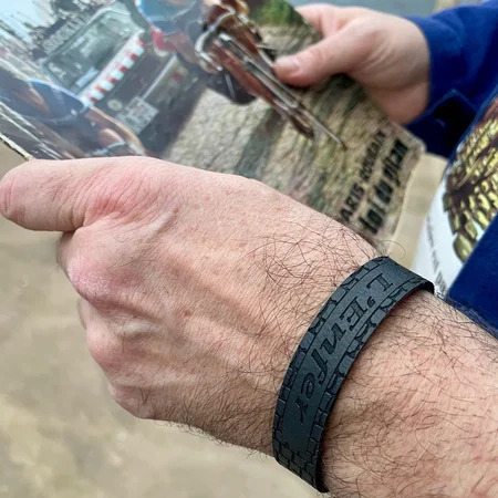 un individu porte un bracelet en chambre à air upcyclée au poignet