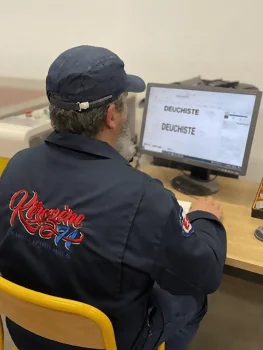 Cédric conçoit le design d'un nouveau produit upcyclé